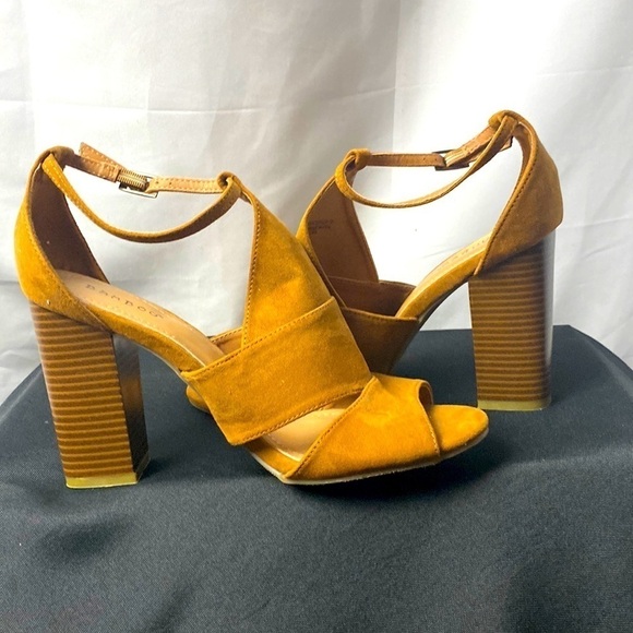 BAMBOO WO SIZE 10 CARAMEL BROWN SUEDE LIKE 4” HEELED ANKLE STRAP SANDAL … - Picture 1 of 16